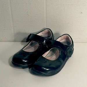 Stride rite Holly Black patent leather Mary Jane’s flower appliqué size 7
